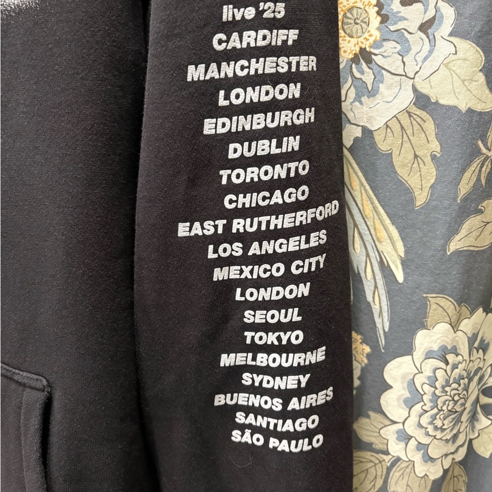 Oasis Live ‘25 Black Graphic Men's Hoodie - Picture 3 of 3